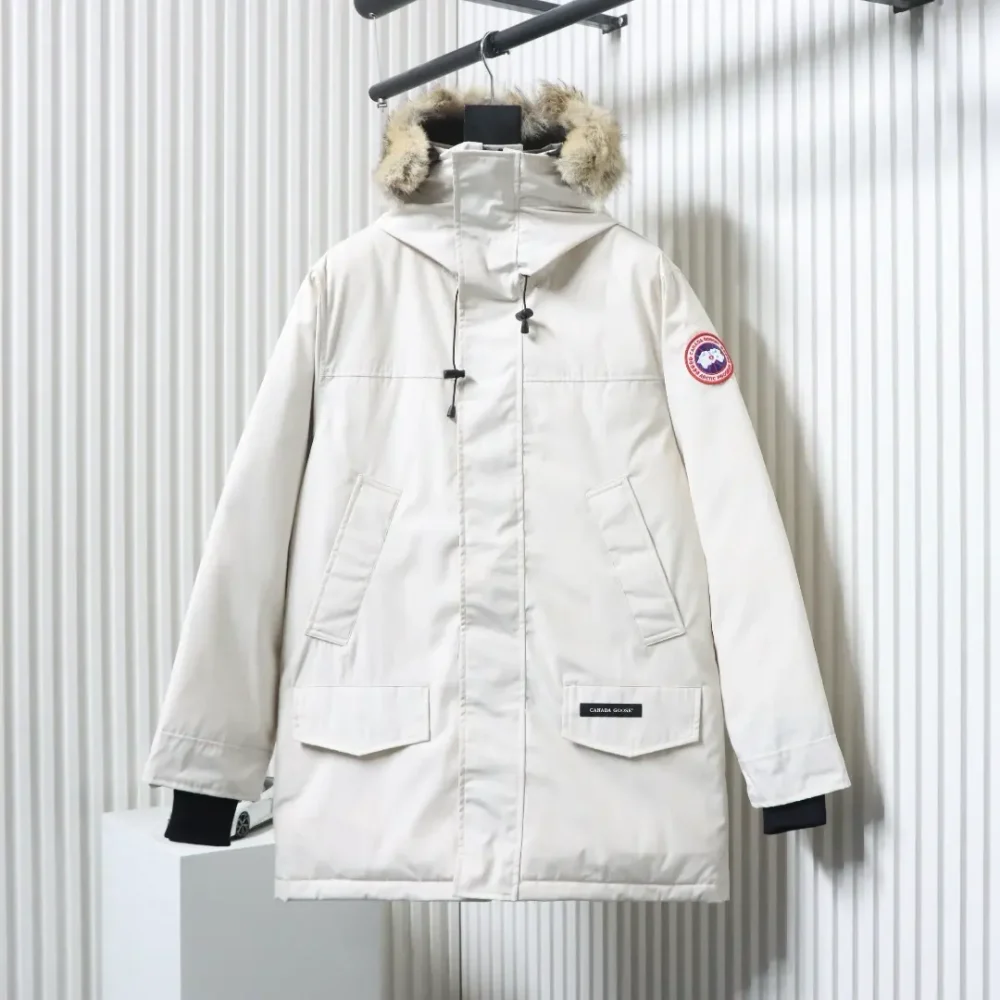 Mittellange Daunenjacke im Business-Stil