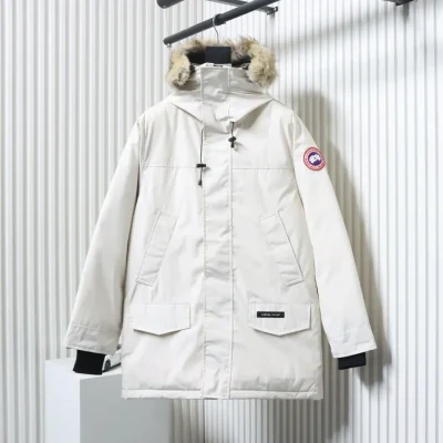 Mittellange Daunenjacke im Business-Stil