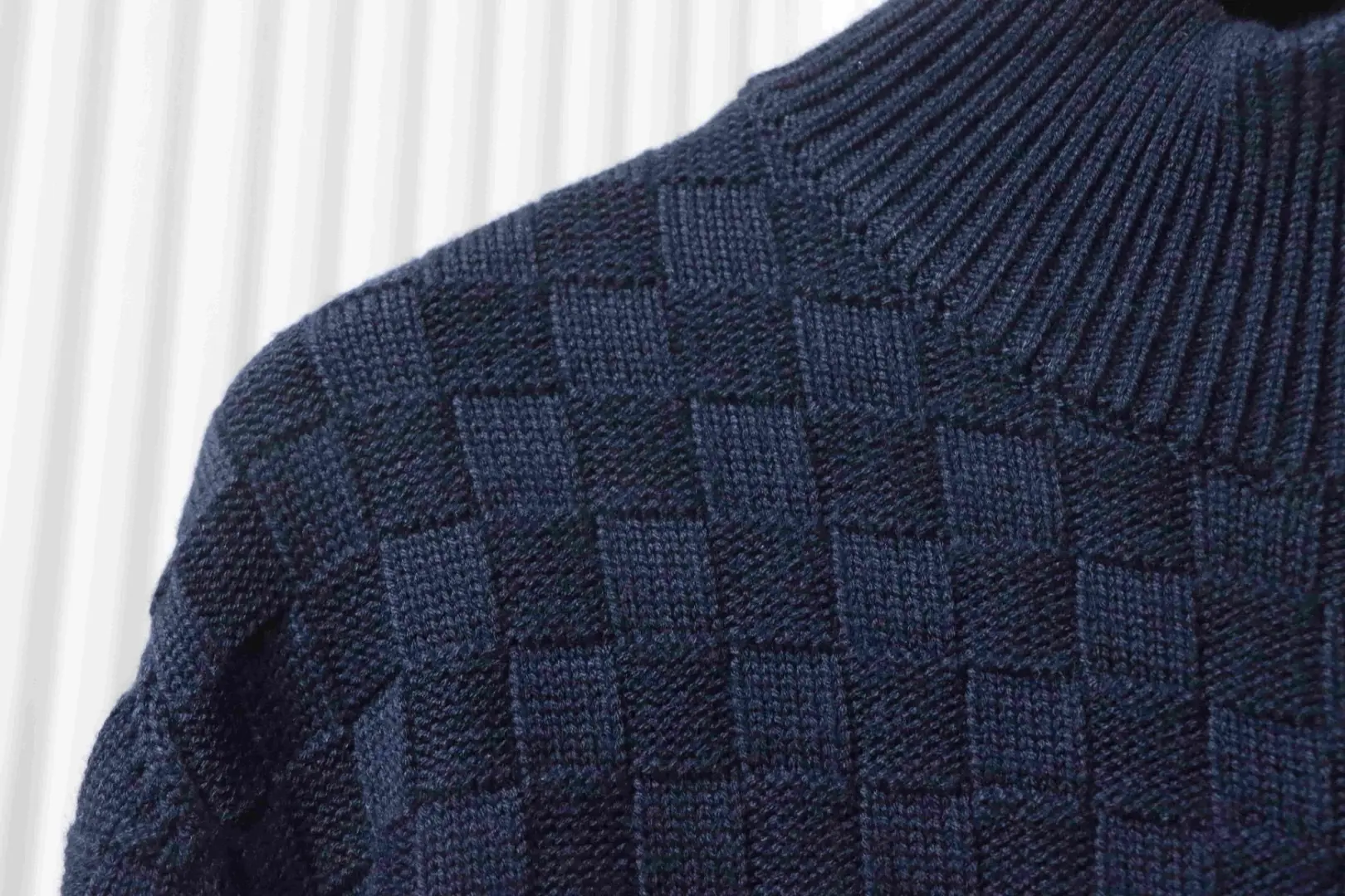 Pullover mit halbem Reißverschluss und Stehkragen im Schachbrettmuster – Bild 6