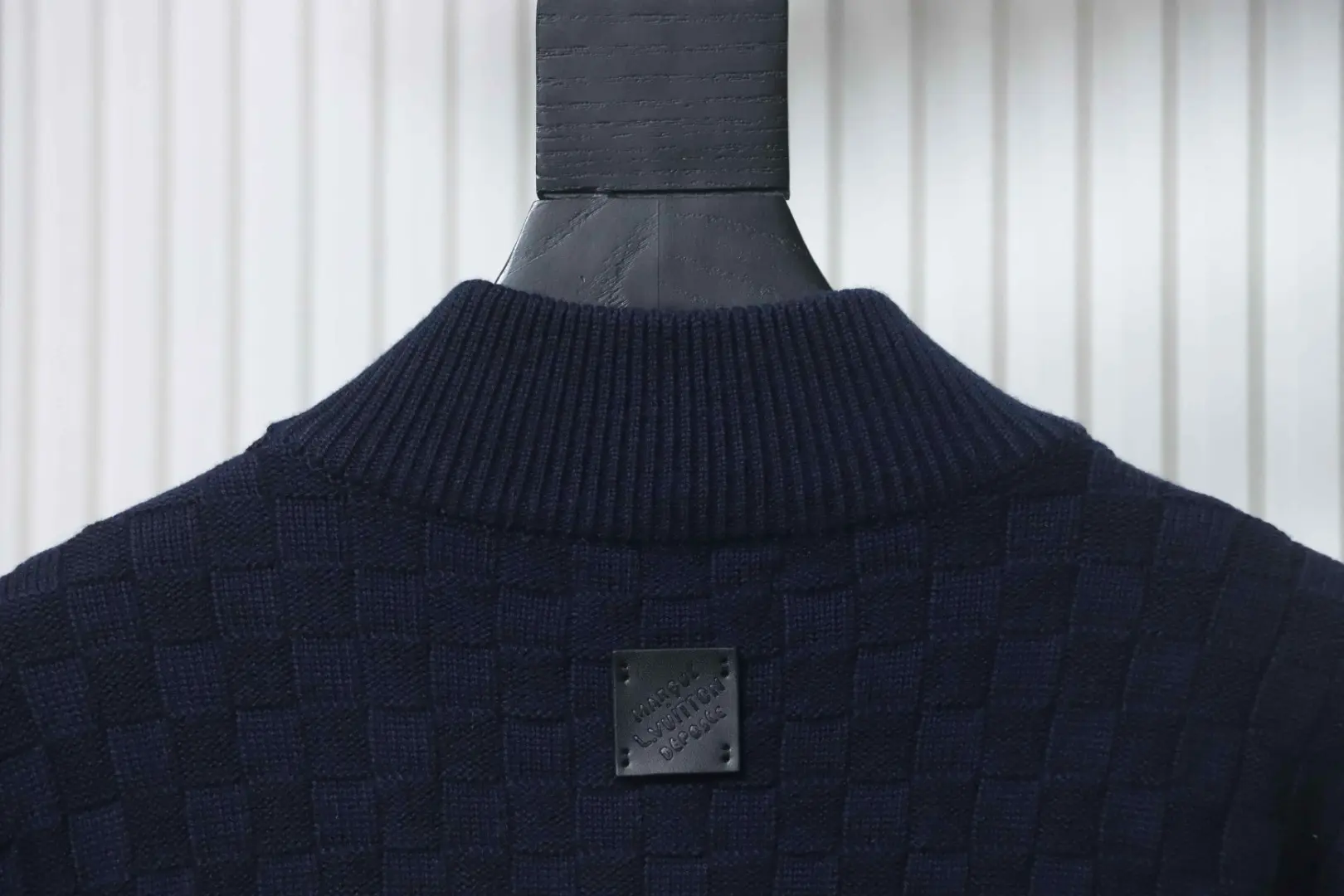 Pullover mit halbem Reißverschluss und Stehkragen im Schachbrettmuster – Bild 4