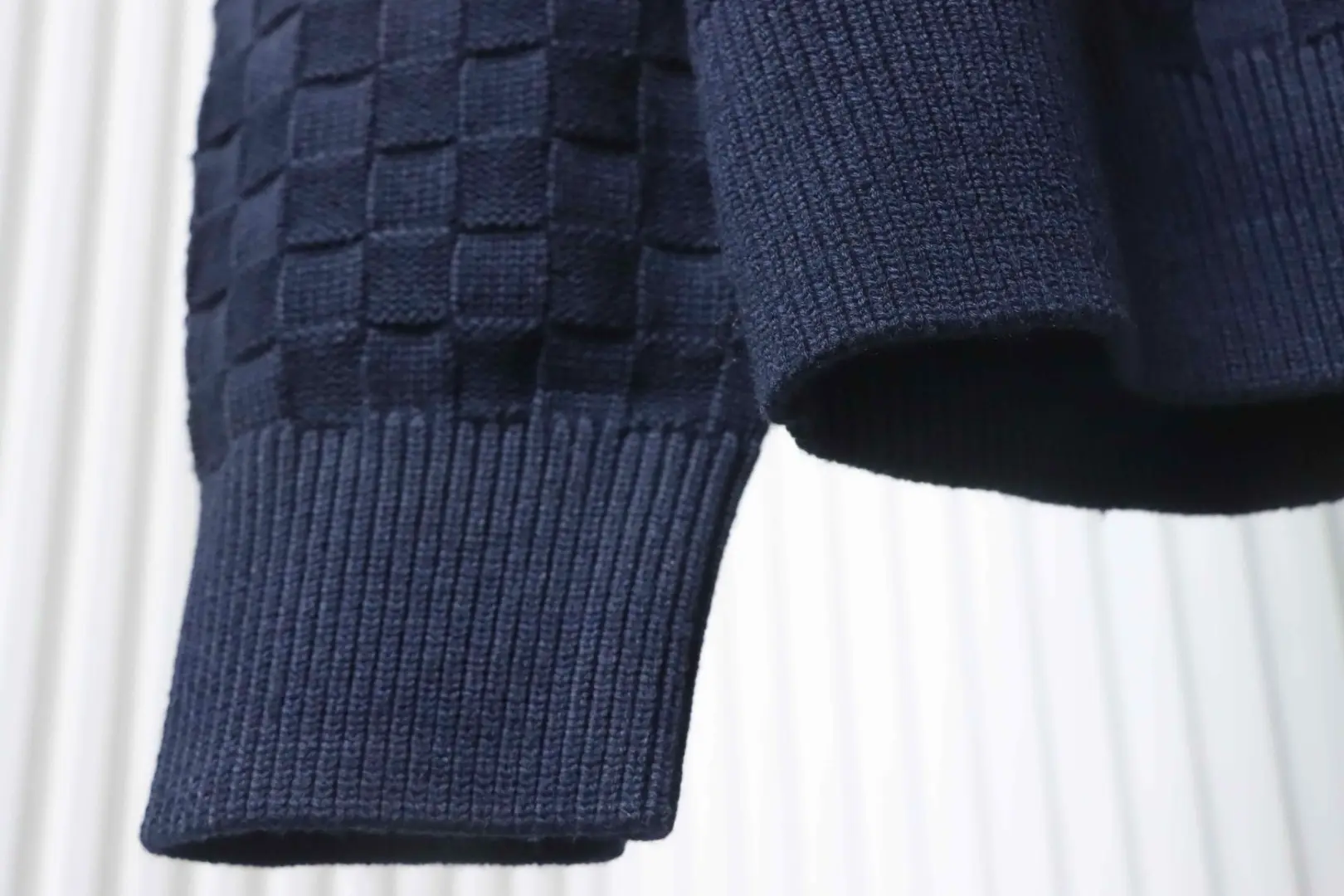 Pullover mit halbem Reißverschluss und Stehkragen im Schachbrettmuster – Bild 7