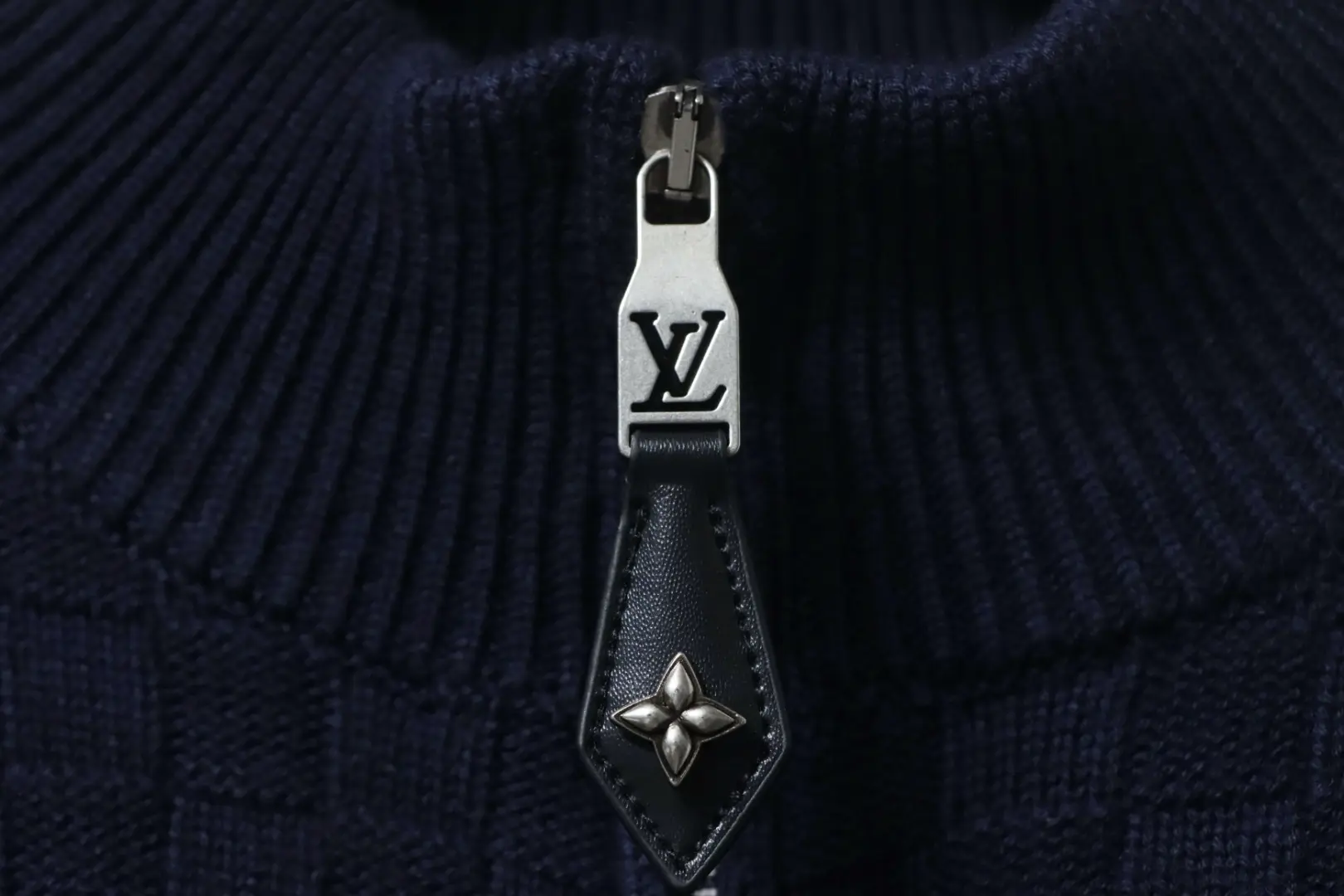 Pullover mit halbem Reißverschluss und Stehkragen im Schachbrettmuster – Bild 8