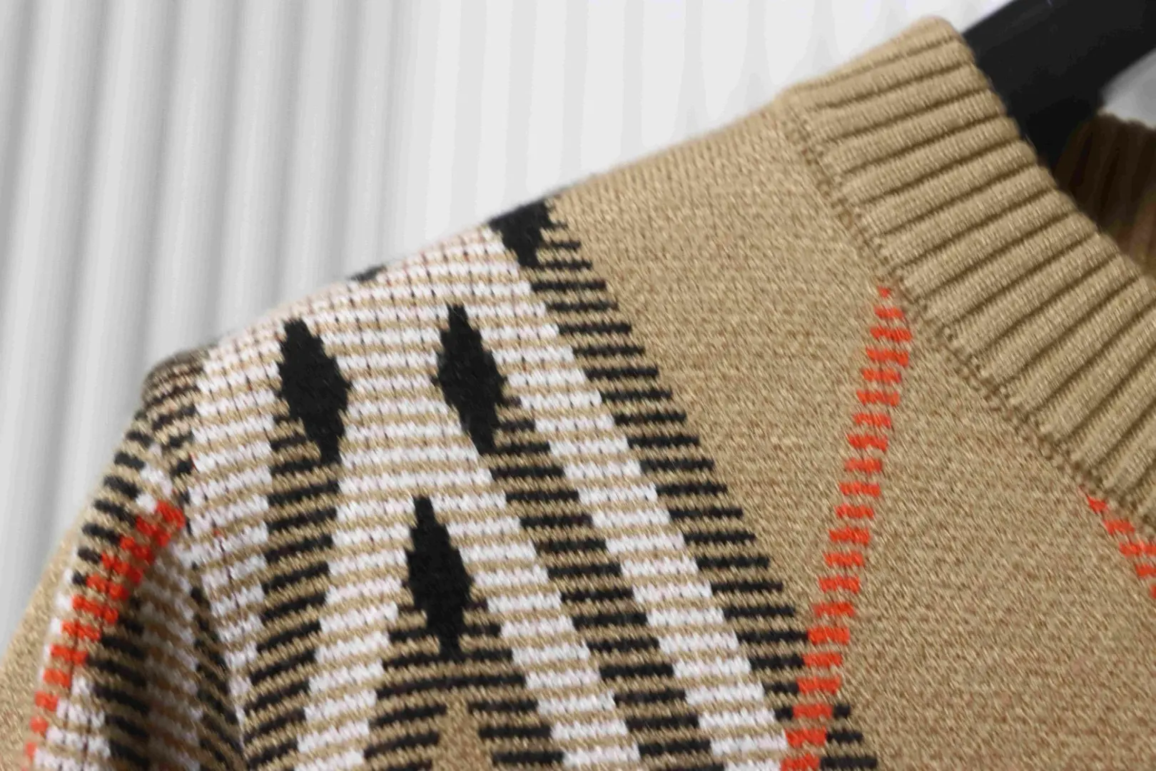 Rundhals-Strickpullover aus Twill mit Karomuster – Bild 6