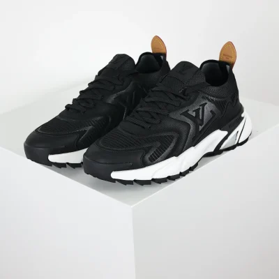 Runner Tatic Strick-Schnürsneaker in Schwarz und Weiß