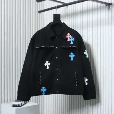 Schwere Jeansjacke mit Nieten und buntem Logo