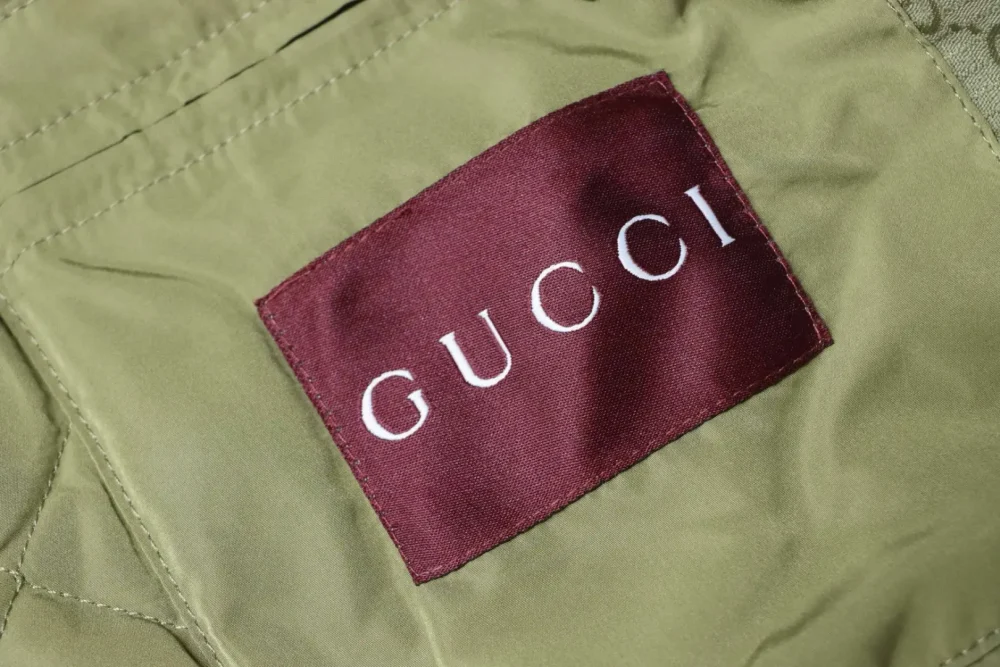 Steppjacke mit Stehkragen und Allover-GG-Muster – Bild 9