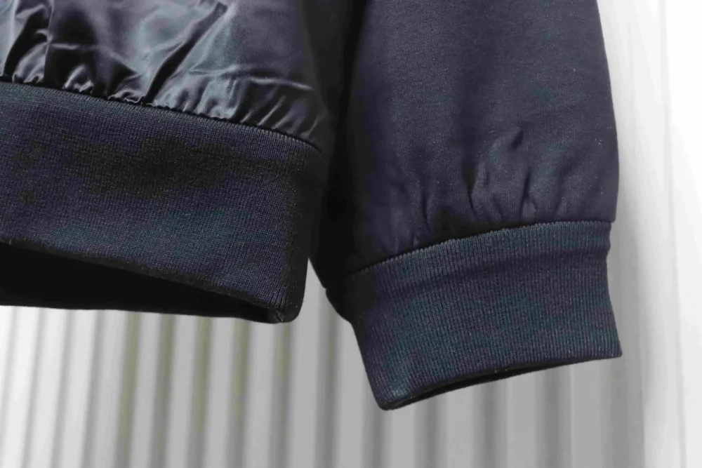 Sweatshirt mit Nylonbesatz, Jacquard-Frontpanel und Logo – Bild 5
