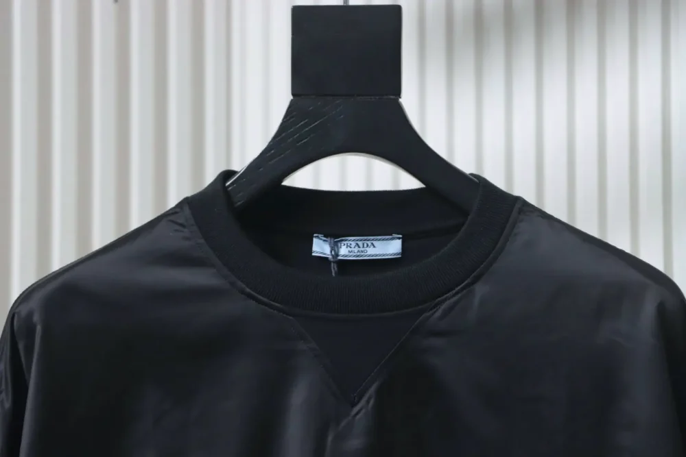 Sweatshirt mit Nylonbesatz, Jacquard-Frontpanel und Logo – Bild 3