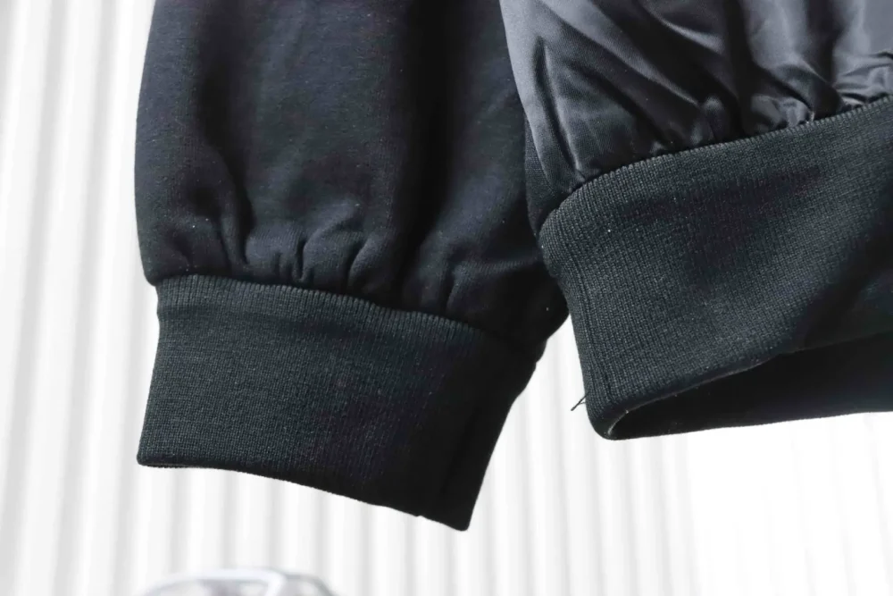 Sweatshirt mit Nylonbesatz, Jacquard-Frontpanel und Logo – Bild 10