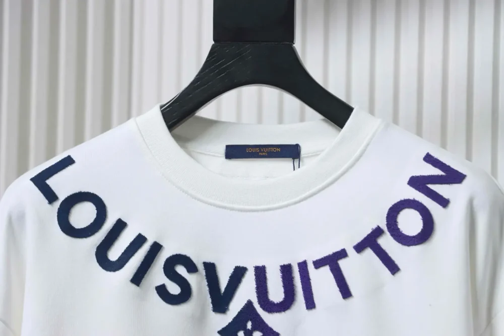 Sweatshirt mit Rundhalsausschnitt und aufgestickten Buchstaben in Farbverlaufszahnbürste XXL – Bild 3