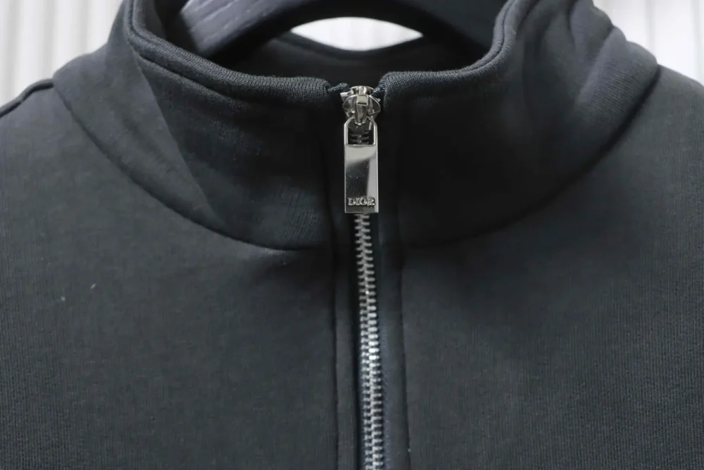 Sweatshirt mit Stehkragen und halbem Reißverschluss und Schriftzug-Print auf der Brust – Bild 8