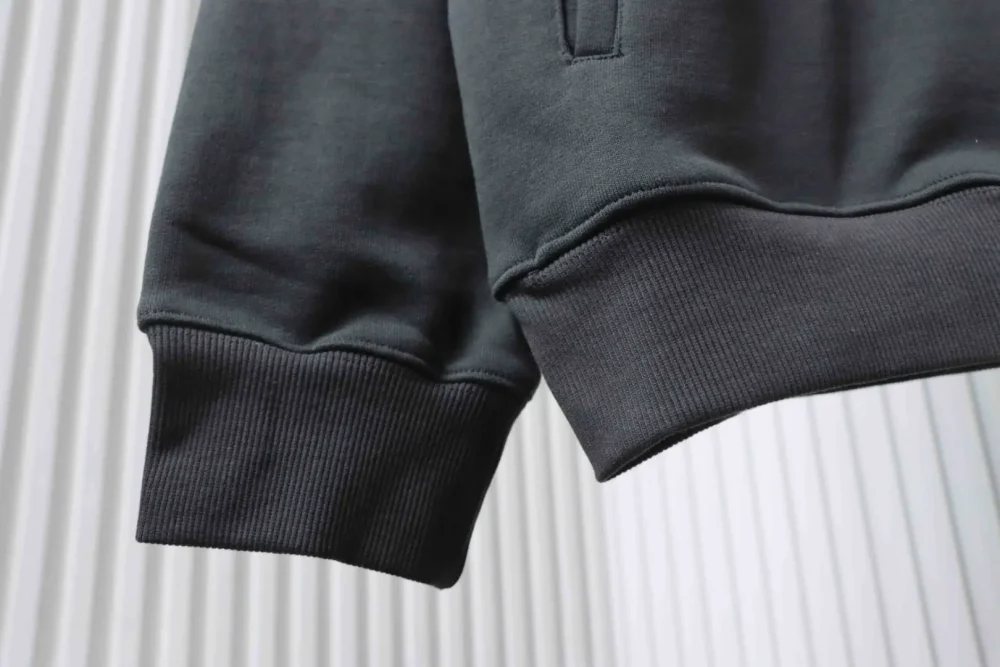 Sweatshirt mit Stehkragen und halbem Reißverschluss und Schriftzug-Print auf der Brust – Bild 7