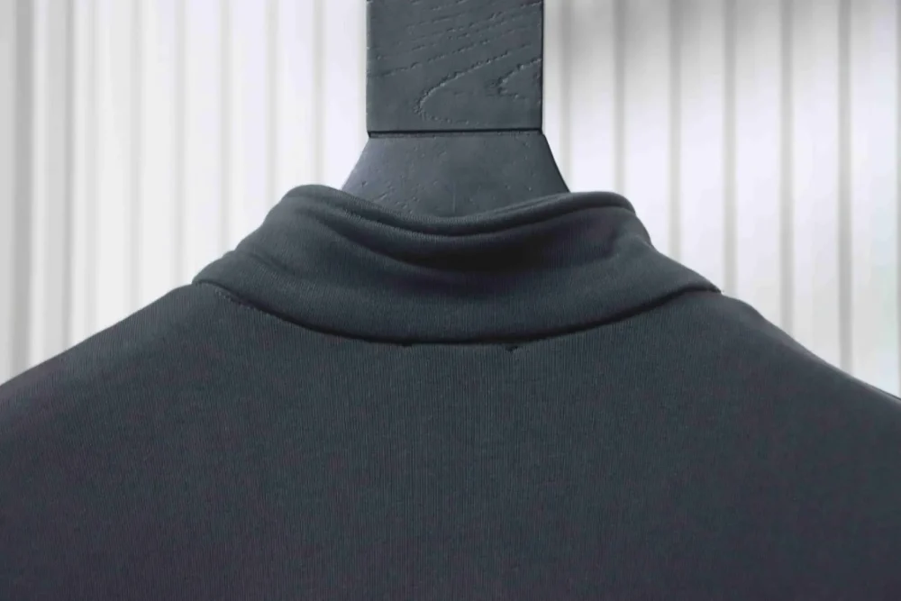 Sweatshirt mit Stehkragen und halbem Reißverschluss und Schriftzug-Print auf der Brust – Bild 4