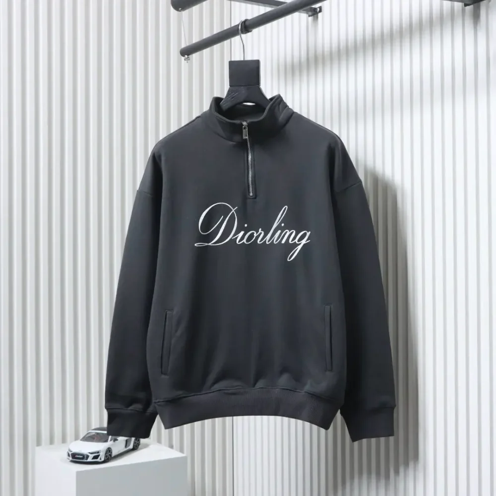 Sweatshirt mit Stehkragen und halbem Reißverschluss und Schriftzug-Print auf der Brust