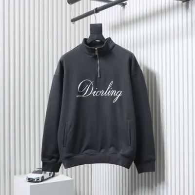 Sweatshirt mit Stehkragen und halbem Reißverschluss und Schriftzug-Print auf der Brust
