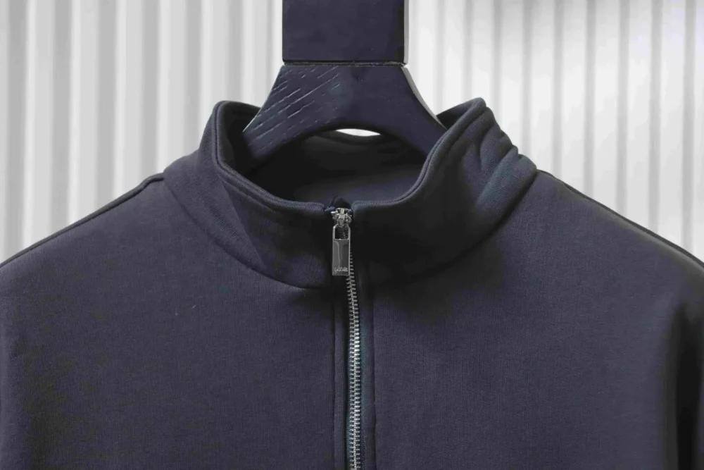 Sweatshirt mit Stehkragen und halbem Reißverschluss und Schriftzug-Print auf der Brust – Bild 3