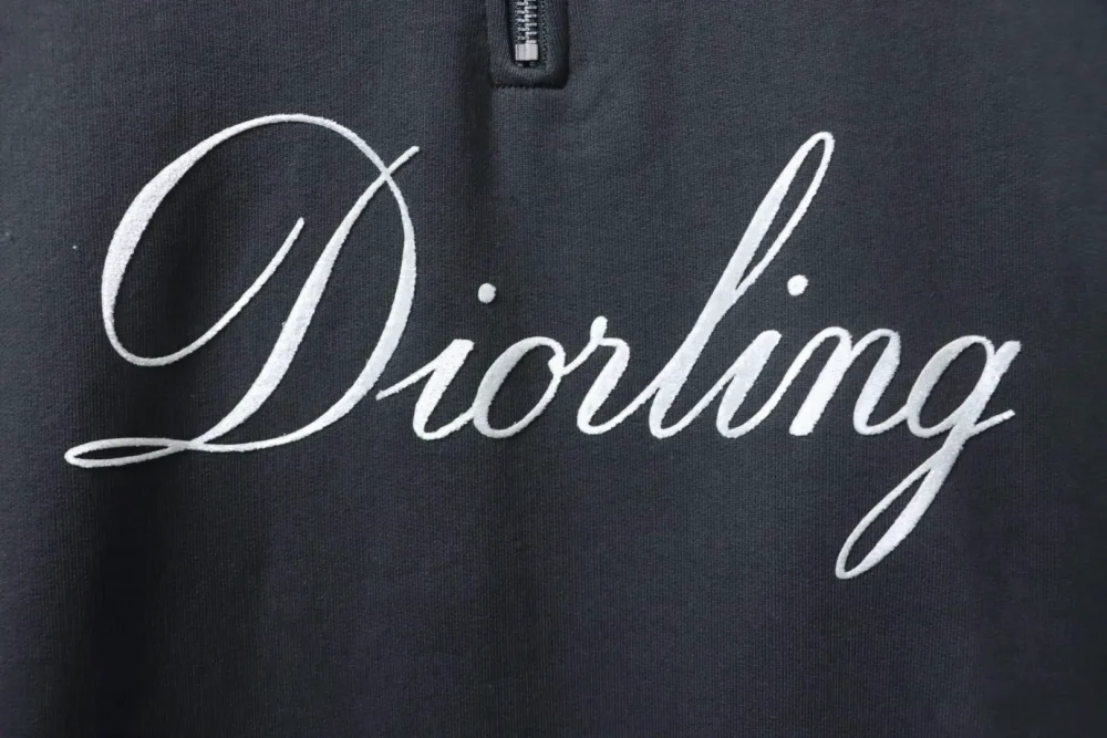 Sweatshirt mit Stehkragen und halbem Reißverschluss und Schriftzug-Print auf der Brust – Bild 6