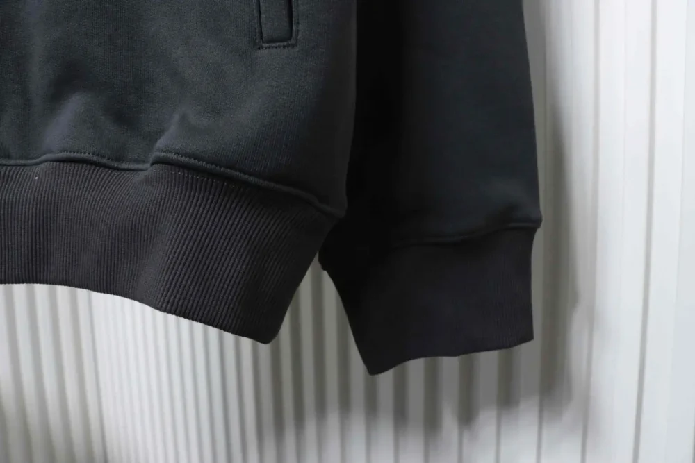 Sweatshirt mit Stehkragen und halbem Reißverschluss und Schriftzug-Print auf der Brust – Bild 5