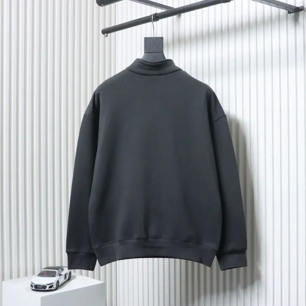 Sweatshirt mit Stehkragen und halbem Reißverschluss und Schriftzug-Print auf der Brust – Bild 2