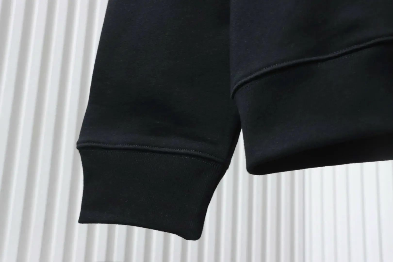 Sweatshirt mit angedeuteter Tasche und Buchstabenprint, Rundhalsausschnitt – Bild 6