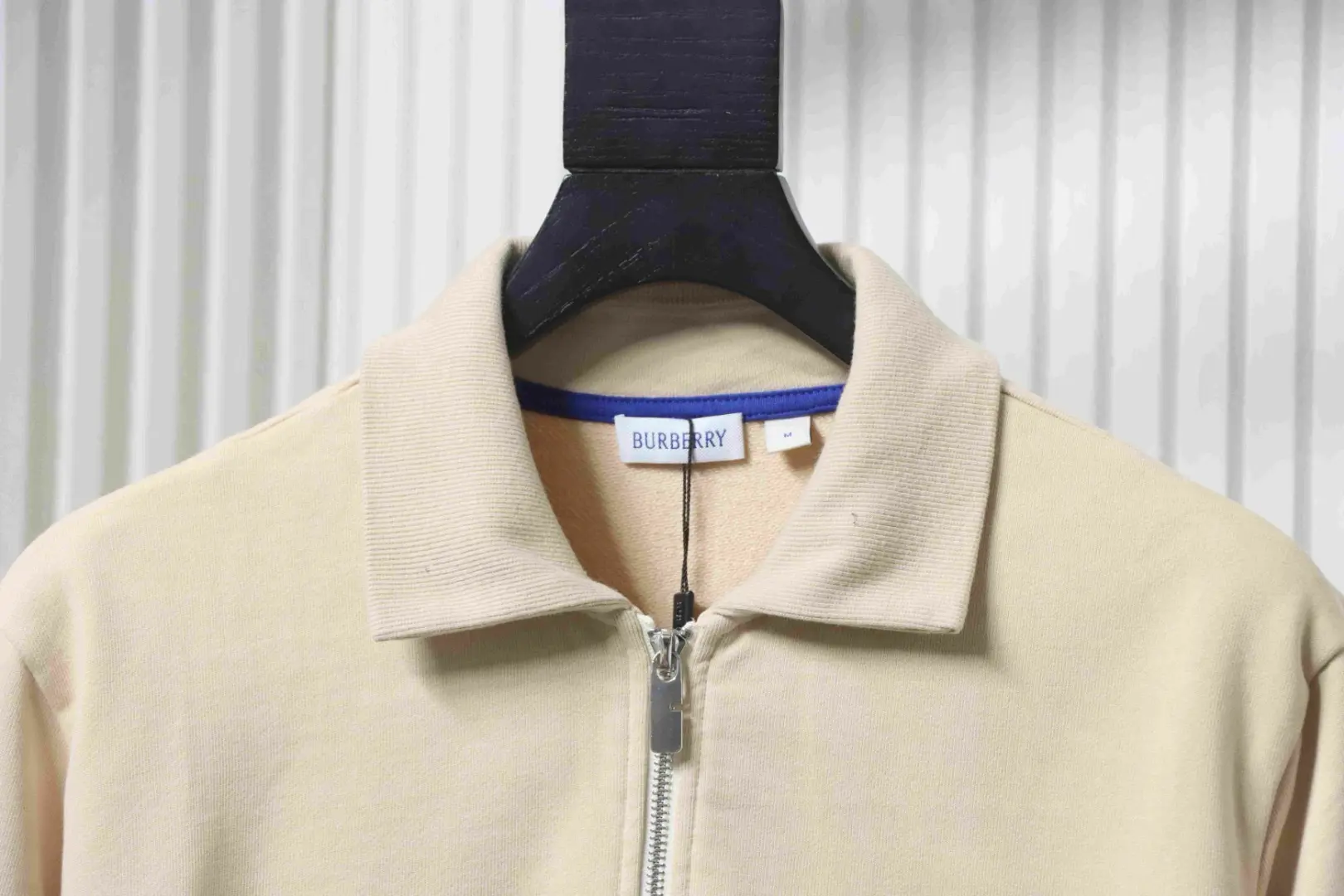 Sweatshirt mit halbem Reißverschluss und kleiner Schlachtross-Stickerei – Bild 5