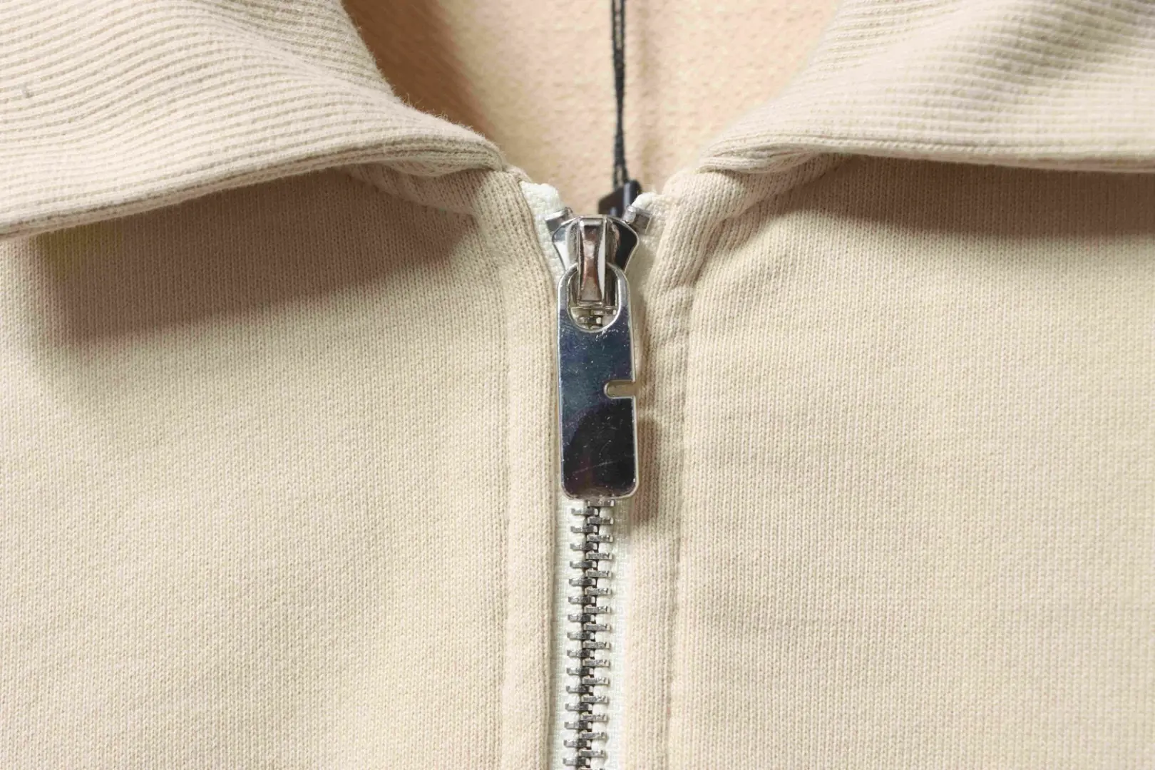 Sweatshirt mit halbem Reißverschluss und kleiner Schlachtross-Stickerei – Bild 11