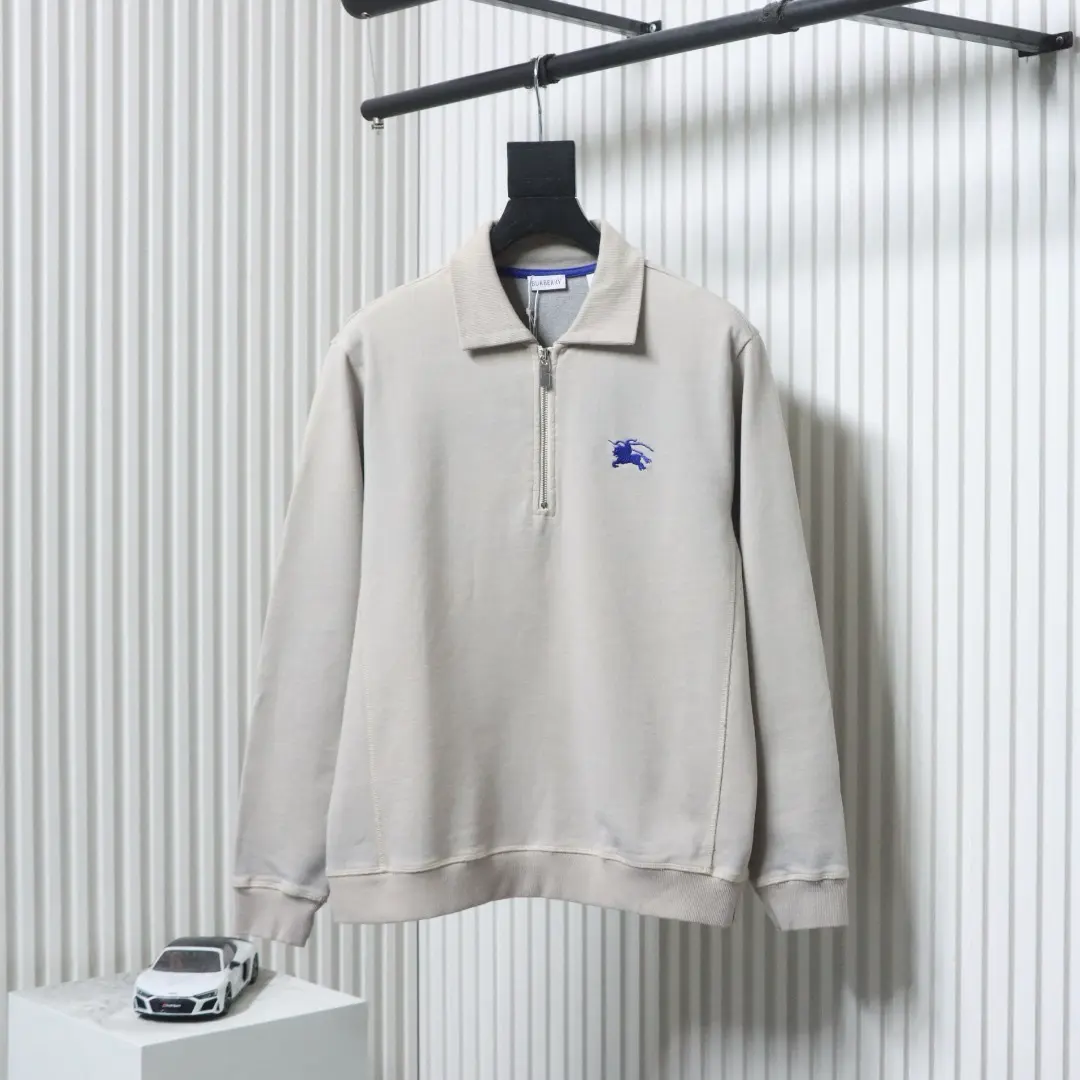 Sweatshirt mit halbem Reißverschluss und kleiner Schlachtross-Stickerei