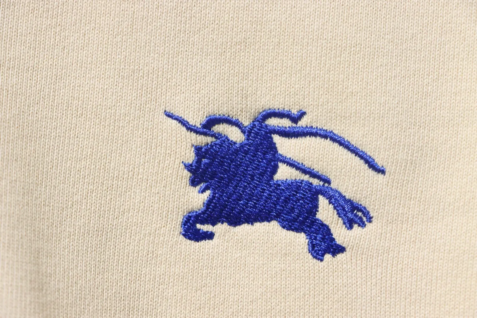 Sweatshirt mit halbem Reißverschluss und kleiner Schlachtross-Stickerei – Bild 7