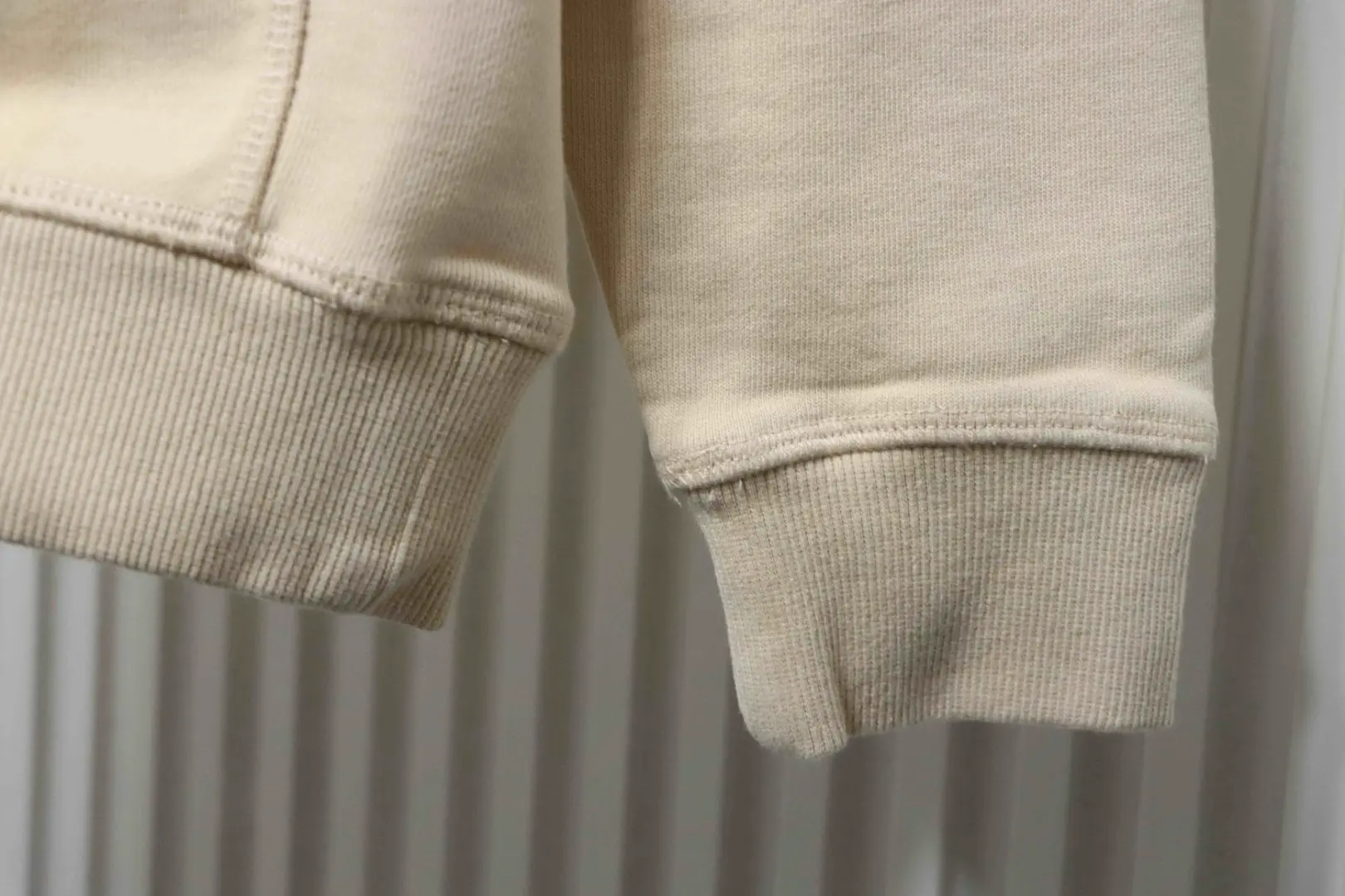 Sweatshirt mit halbem Reißverschluss und kleiner Schlachtross-Stickerei – Bild 10