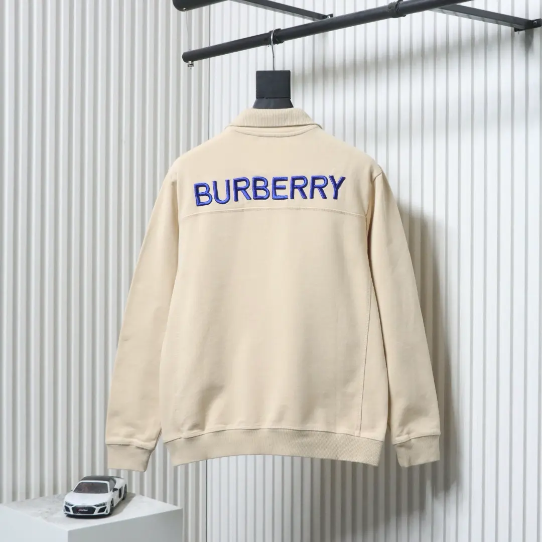 Sweatshirt mit halbem Reißverschluss und kleiner Schlachtross-Stickerei – Bild 4