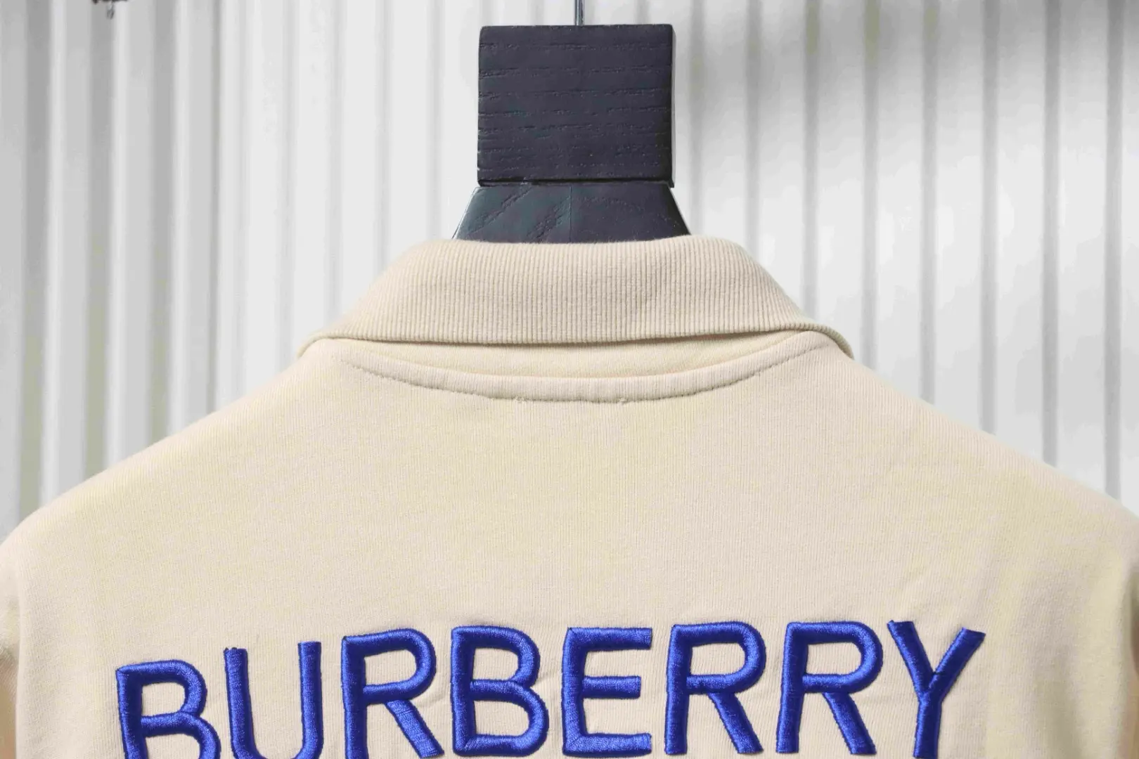 Sweatshirt mit halbem Reißverschluss und kleiner Schlachtross-Stickerei – Bild 6