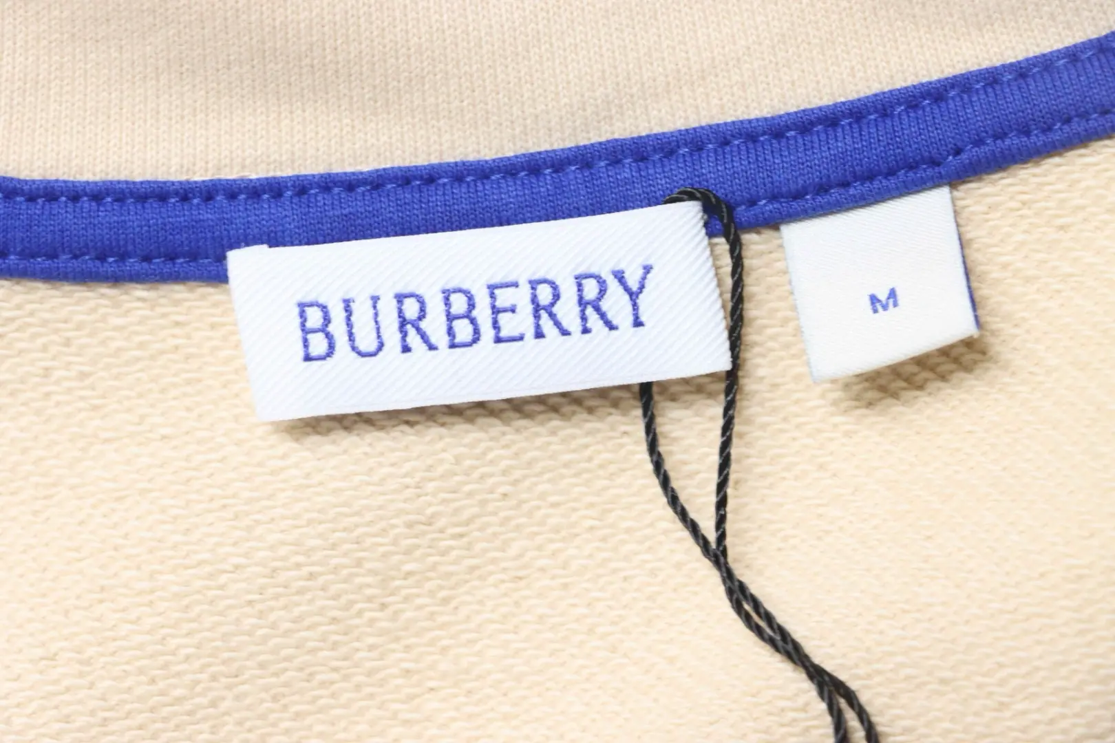 Sweatshirt mit halbem Reißverschluss und kleiner Schlachtross-Stickerei – Bild 8