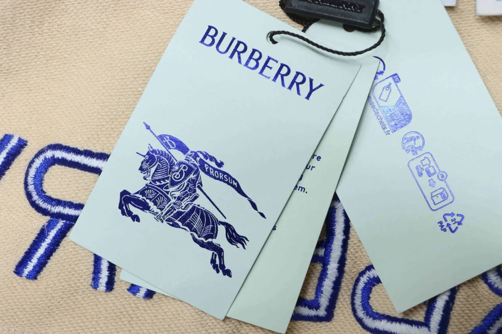 Sweatshirt mit halbem Reißverschluss und kleiner Schlachtross-Stickerei – Bild 13