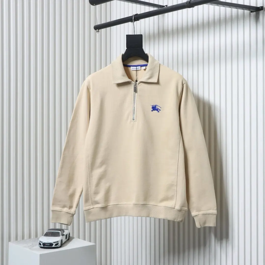 Sweatshirt mit halbem Reißverschluss und kleiner Schlachtross-Stickerei – Bild 3