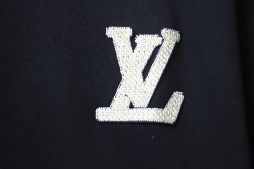 Sweatshirt mit kleinem, gesticktem Logo und Rundhalsausschnitt – Bild 7