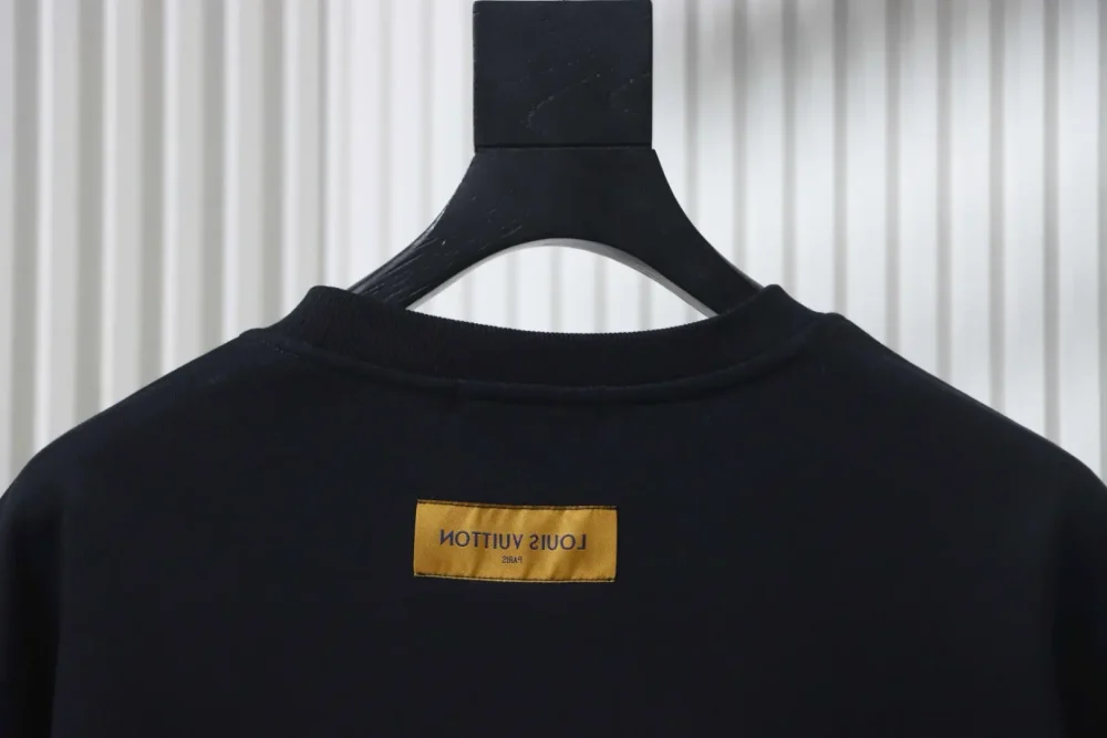 Sweatshirt mit kleinem, gesticktem Logo und Rundhalsausschnitt – Bild 4
