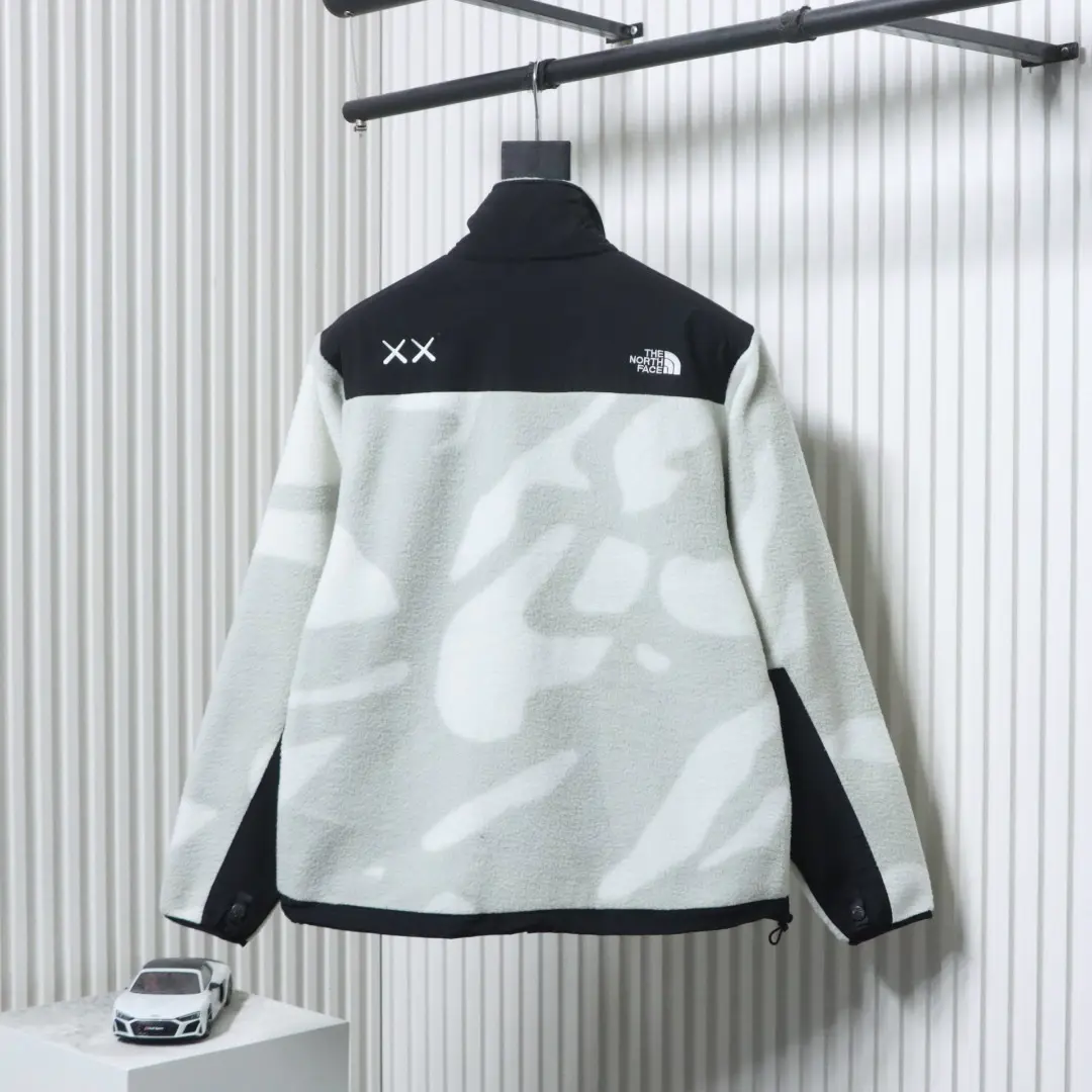 TNF The North Face 1995 bedruckte Fleecejacke mit Reißverschluss und Farbblockdesign – Bild 2