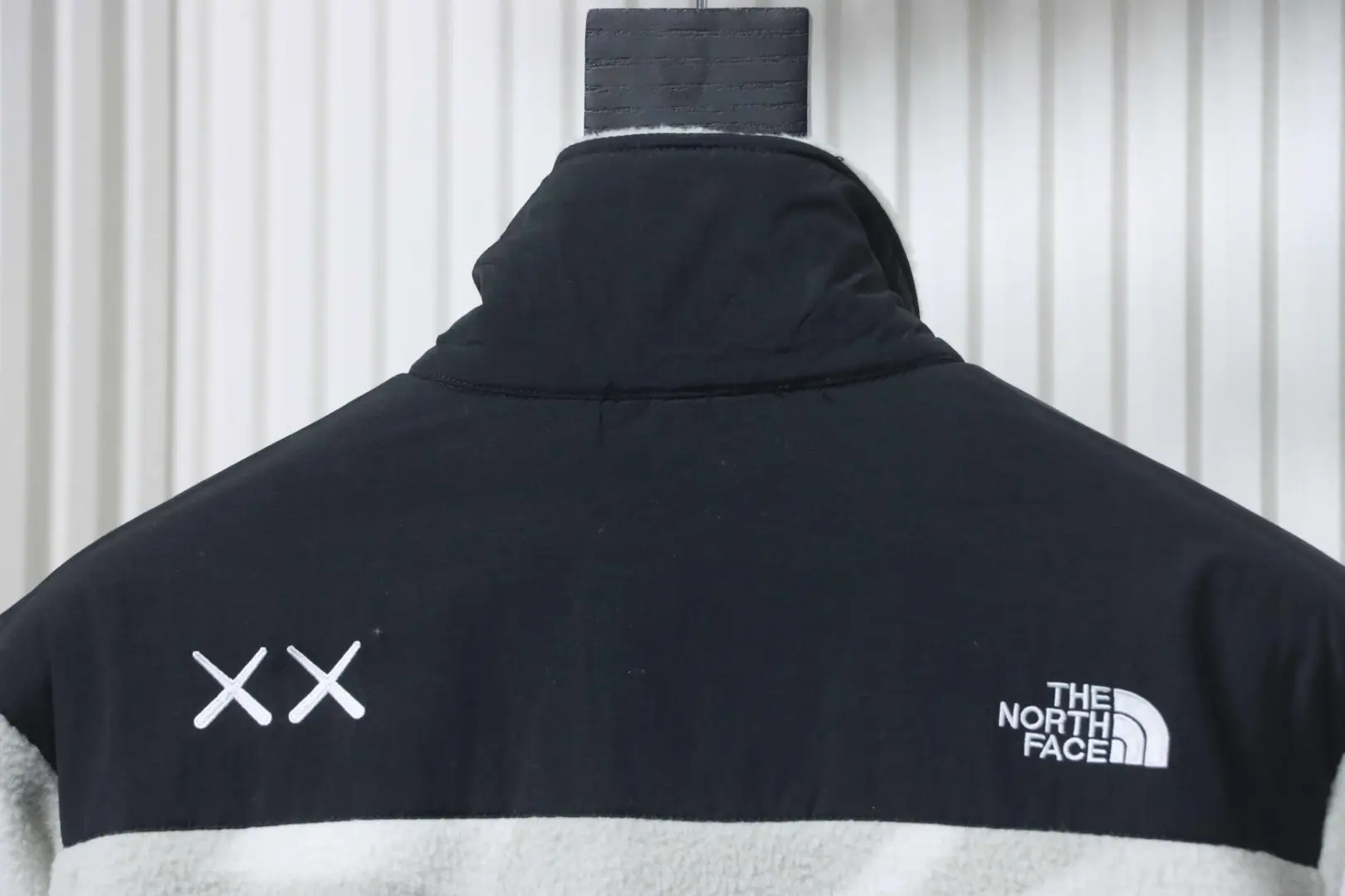 TNF The North Face 1995 bedruckte Fleecejacke mit Reißverschluss und Farbblockdesign – Bild 4