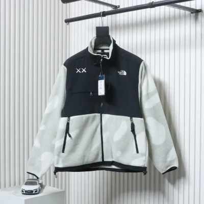 TNF The North Face 1995 bedruckte Fleecejacke mit Reißverschluss und Farbblockdesign