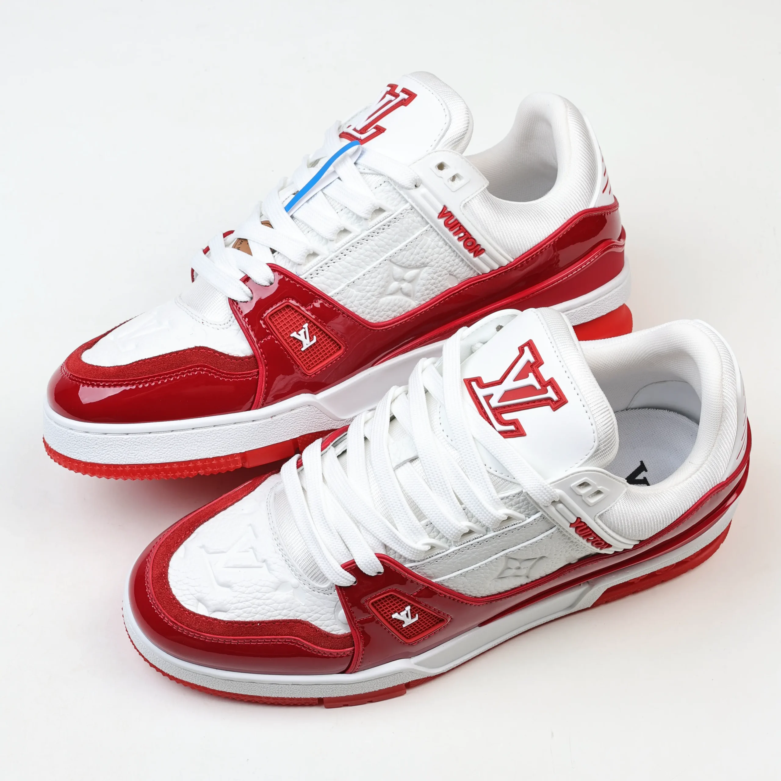 Trainer Monogram Sneakers aus genarbtem Kalbsleder, weißem und rotem Lackleder – Bild 7