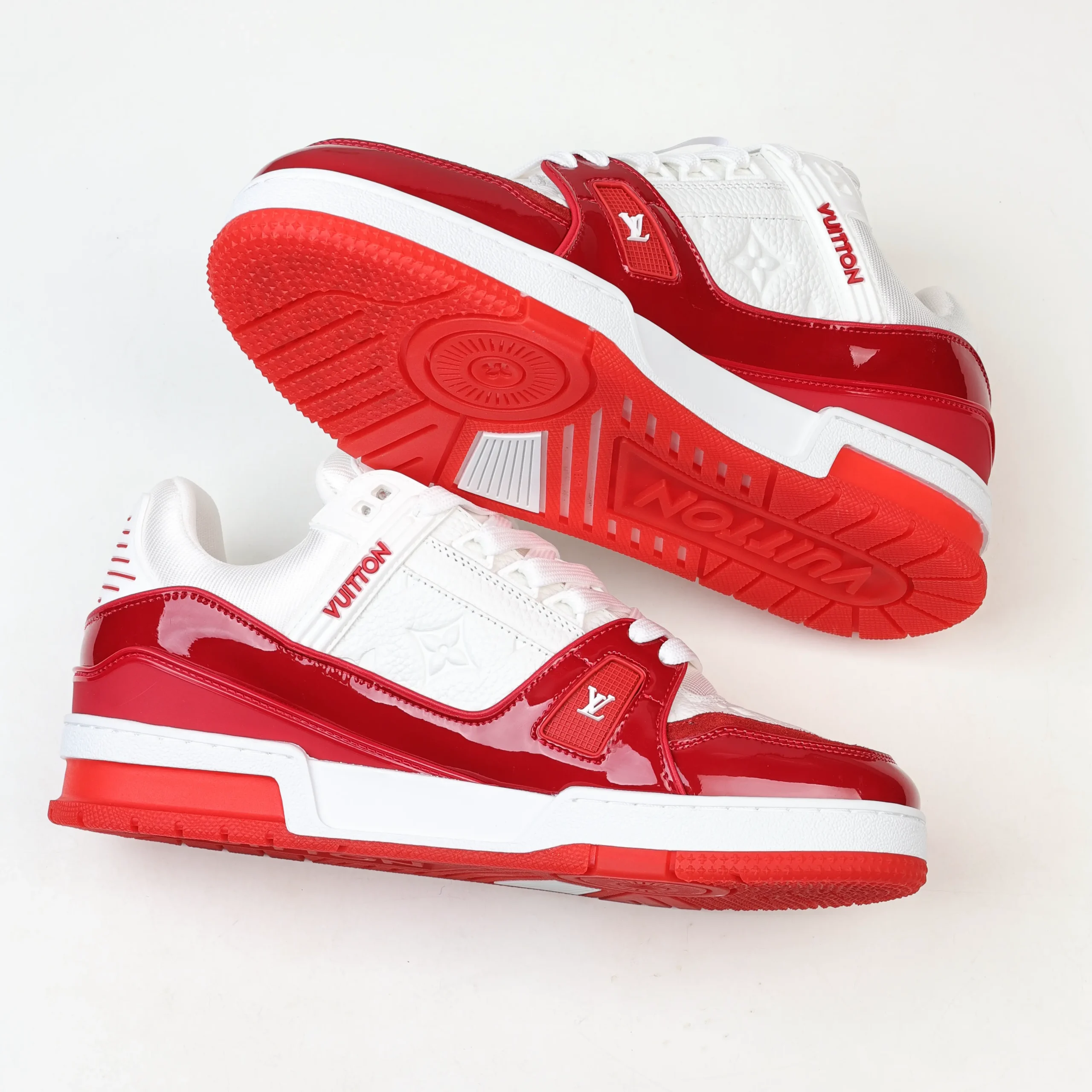 Trainer Monogram Sneakers aus genarbtem Kalbsleder, weißem und rotem Lackleder – Bild 8