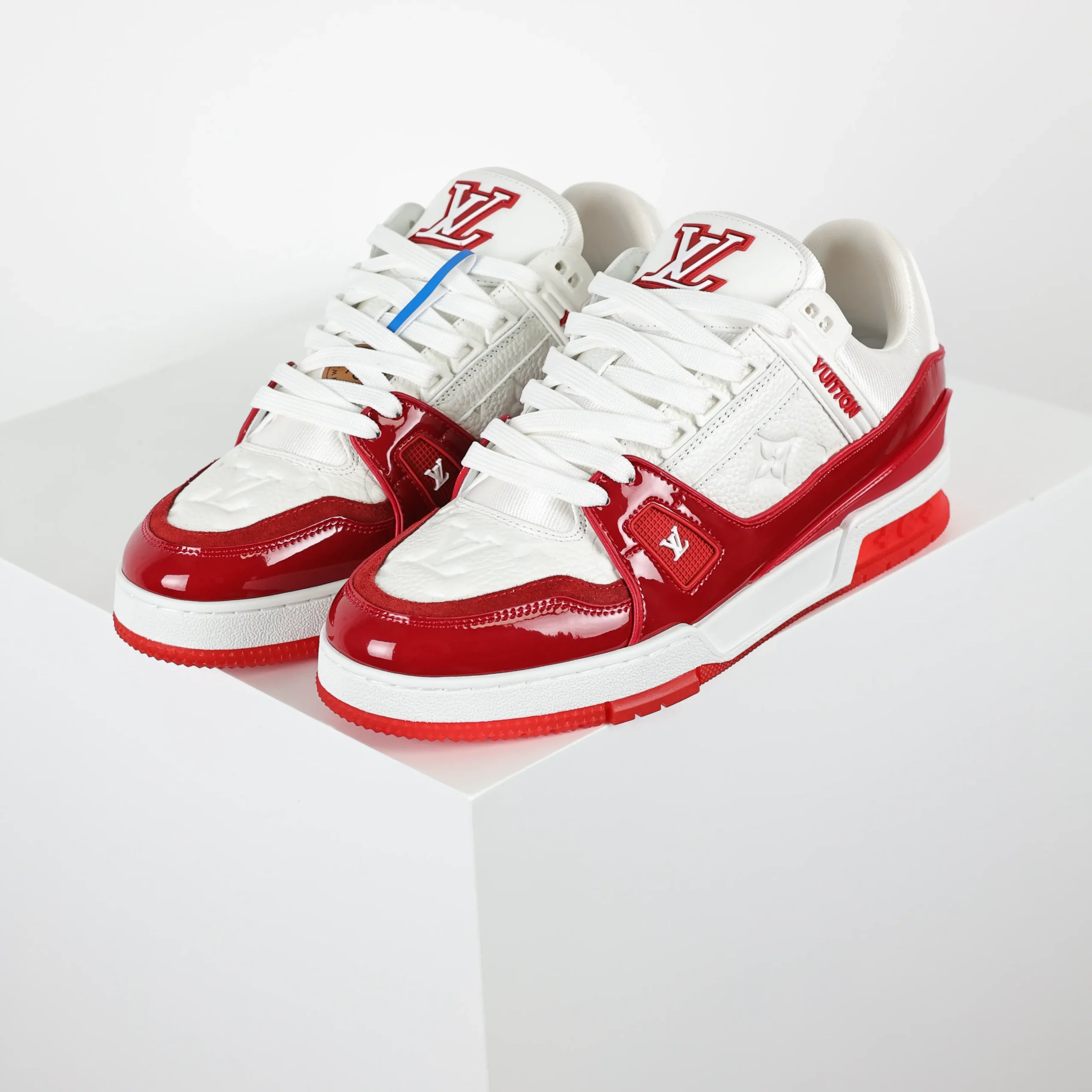 Trainer Monogram Sneakers aus genarbtem Kalbsleder, weißem und rotem Lackleder