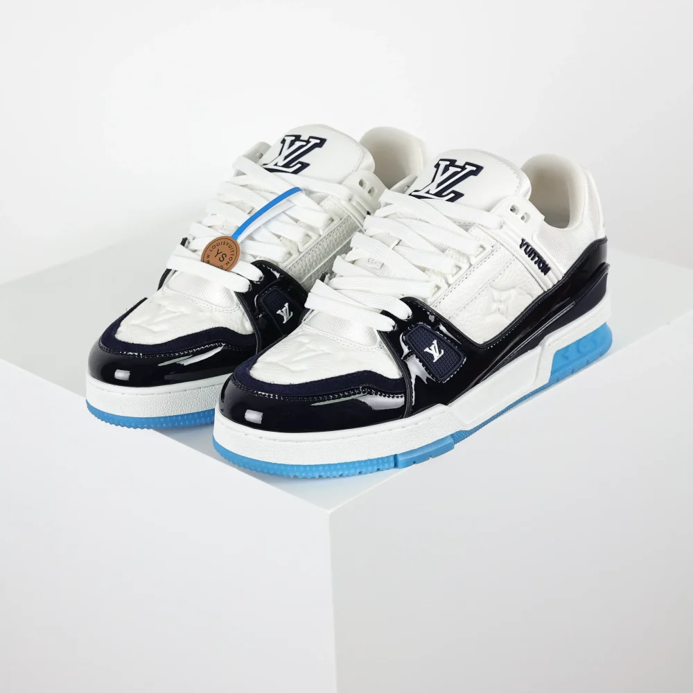 Trainer Monogram Sneakers aus weißem genarbtem Kalbsleder und schwarzem und blauem Lackleder