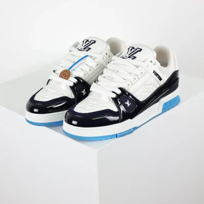 Trainer Monogram Sneakers aus weißem genarbtem Kalbsleder und schwarzem und blauem Lackleder