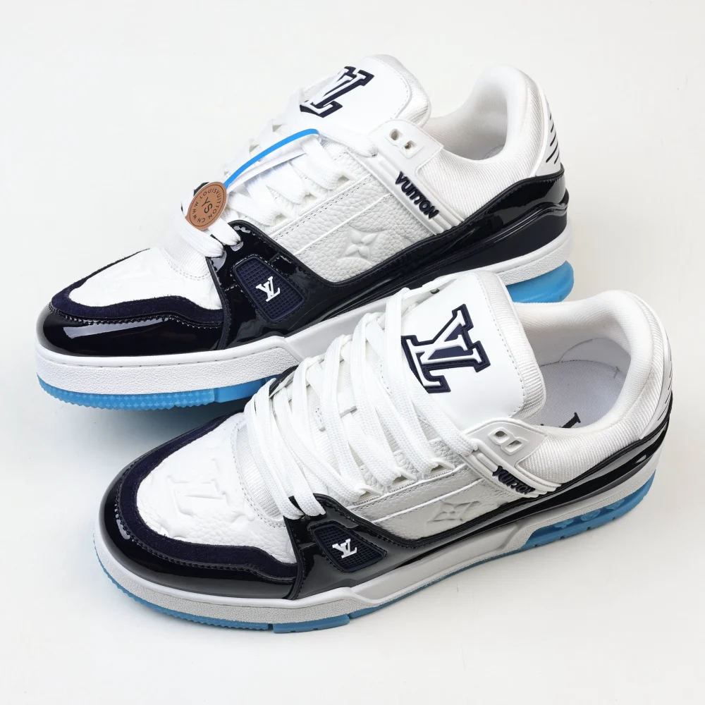 Trainer Monogram Sneakers aus weißem genarbtem Kalbsleder und schwarzem und blauem Lackleder – Bild 7