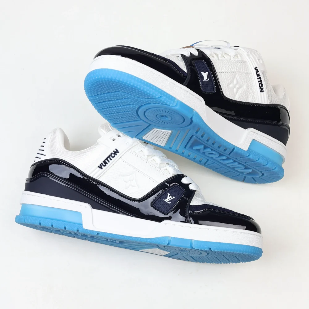 Trainer Monogram Sneakers aus weißem genarbtem Kalbsleder und schwarzem und blauem Lackleder – Bild 8