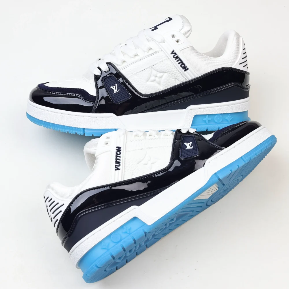 Trainer Monogram Sneakers aus weißem genarbtem Kalbsleder und schwarzem und blauem Lackleder – Bild 9