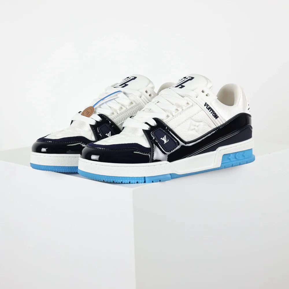 Trainer Monogram Sneakers aus weißem genarbtem Kalbsleder und schwarzem und blauem Lackleder – Bild 3
