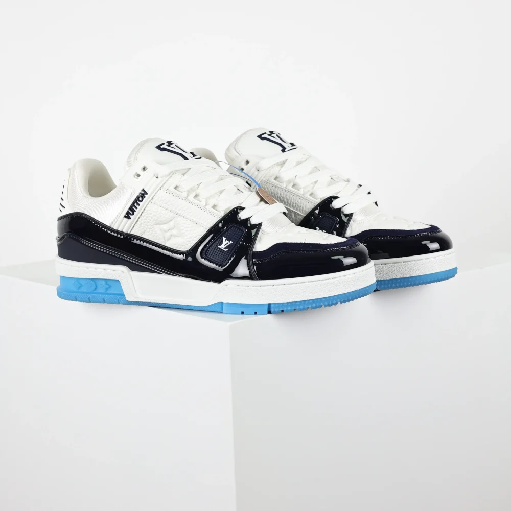 Trainer Monogram Sneakers aus weißem genarbtem Kalbsleder und schwarzem und blauem Lackleder – Bild 2