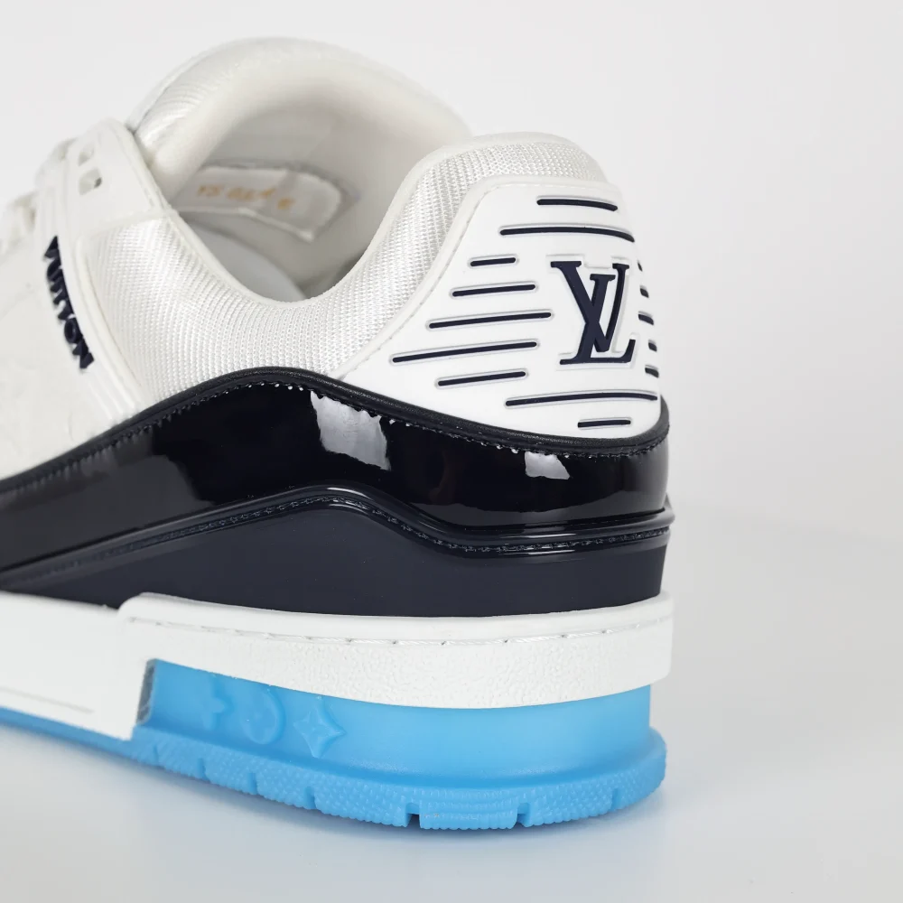 Trainer Monogram Sneakers aus weißem genarbtem Kalbsleder und schwarzem und blauem Lackleder – Bild 12